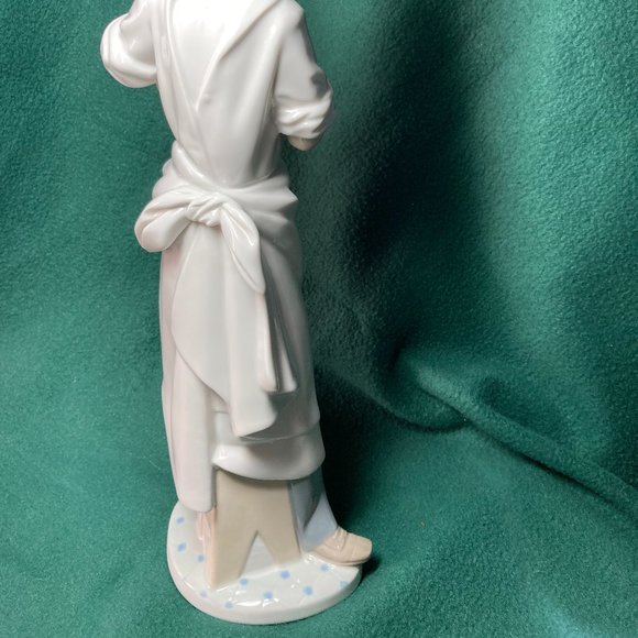 Lladro Obstetrician Doctor with Baby - Picture 6 of 10